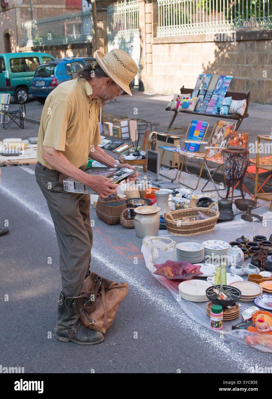 Uomo di ispezionare l'acquisto mercato rionale Millau, Aveyron, Midi-Pirenei, Francia, Europa Foto Stock