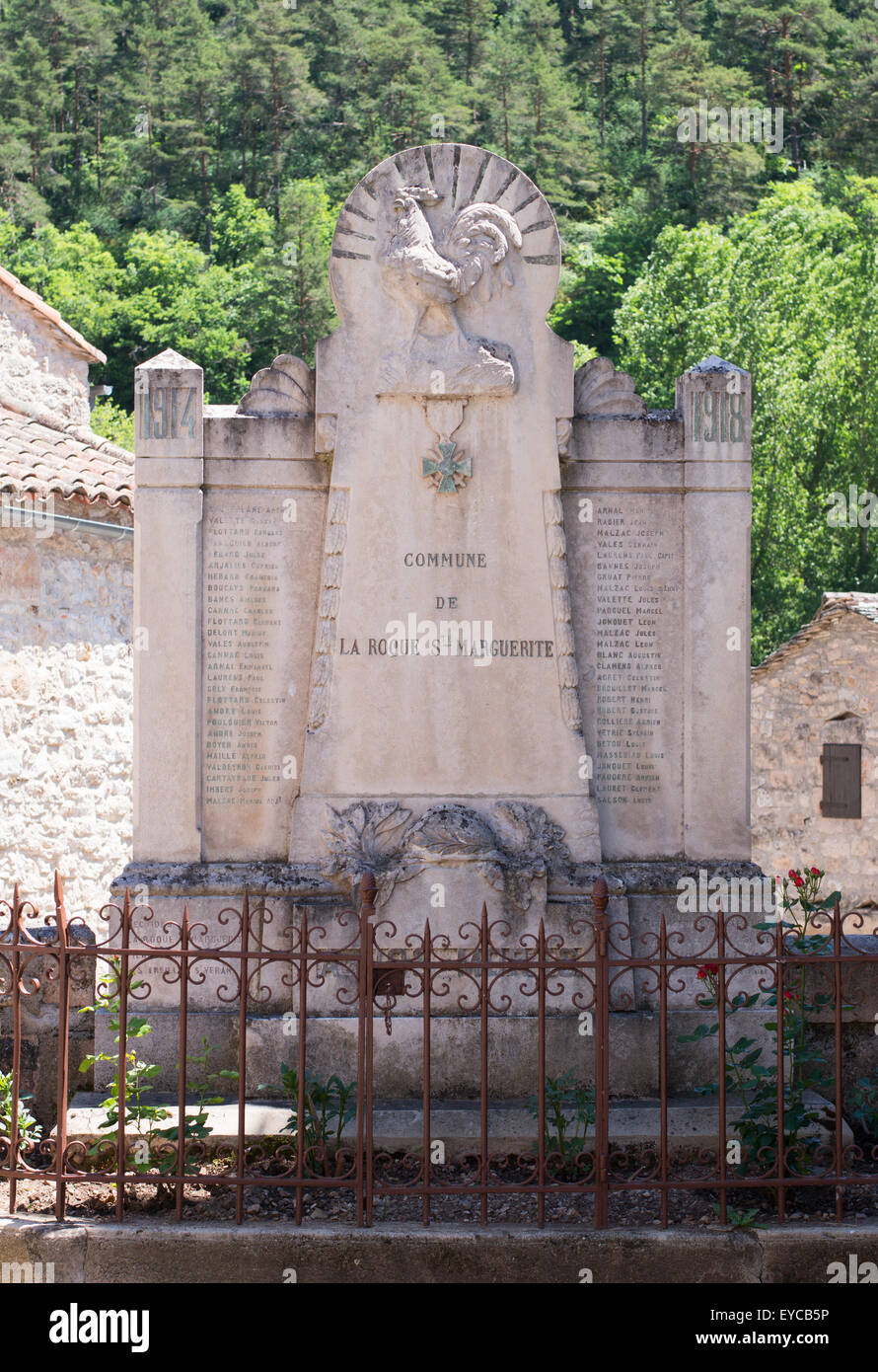 Prima mondiale di un memoriale di guerra nel villaggio di La Roque-Sainte-Marguerite, vicino a Millau, Aveyron, Midi-Pirenei, Francia, Europa Foto Stock