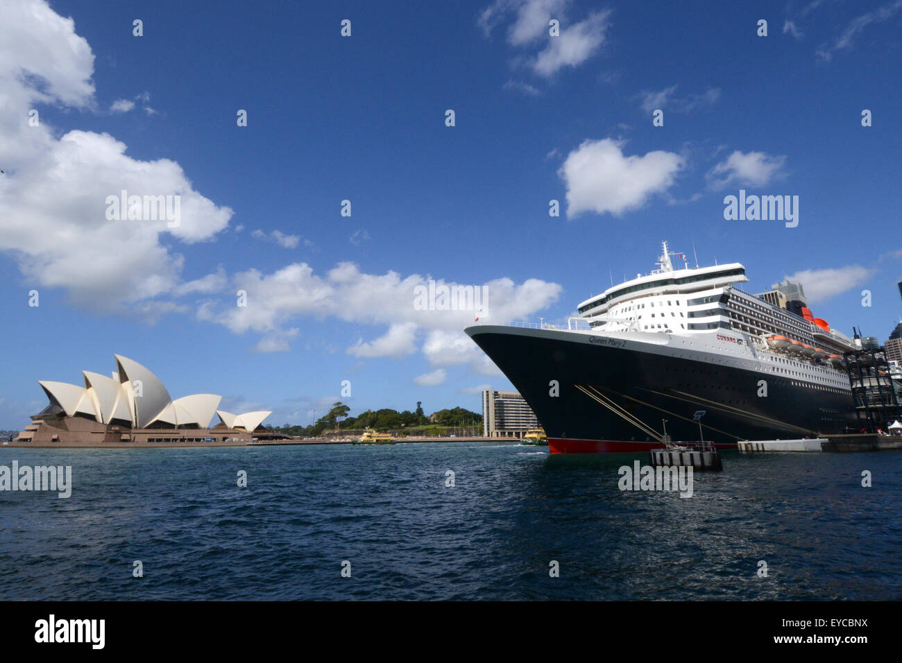 Queen Mary 2 nel porto di Sydney con la Sydney Opera House in background 2015 Foto Stock