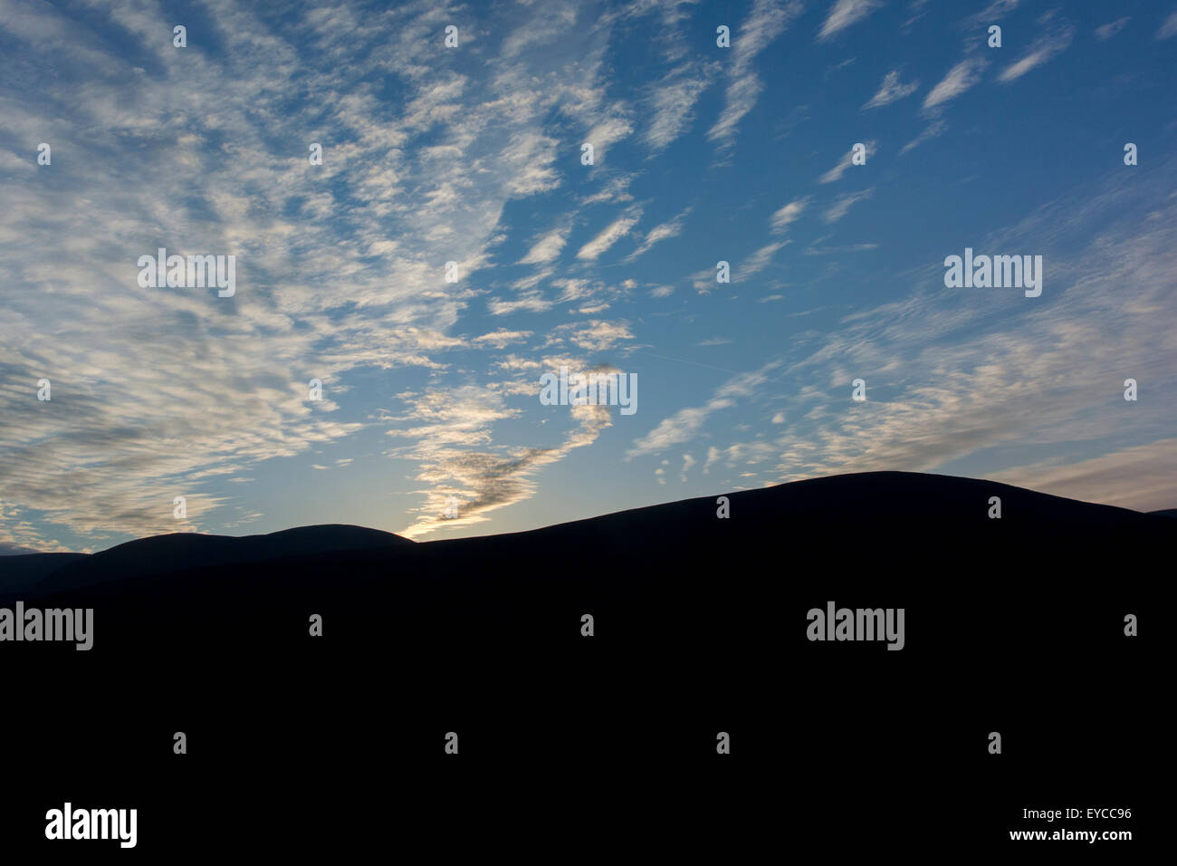Cirrocumulus nuvole su una serata primaverile. Cumbria, Regno Unito. Foto Stock