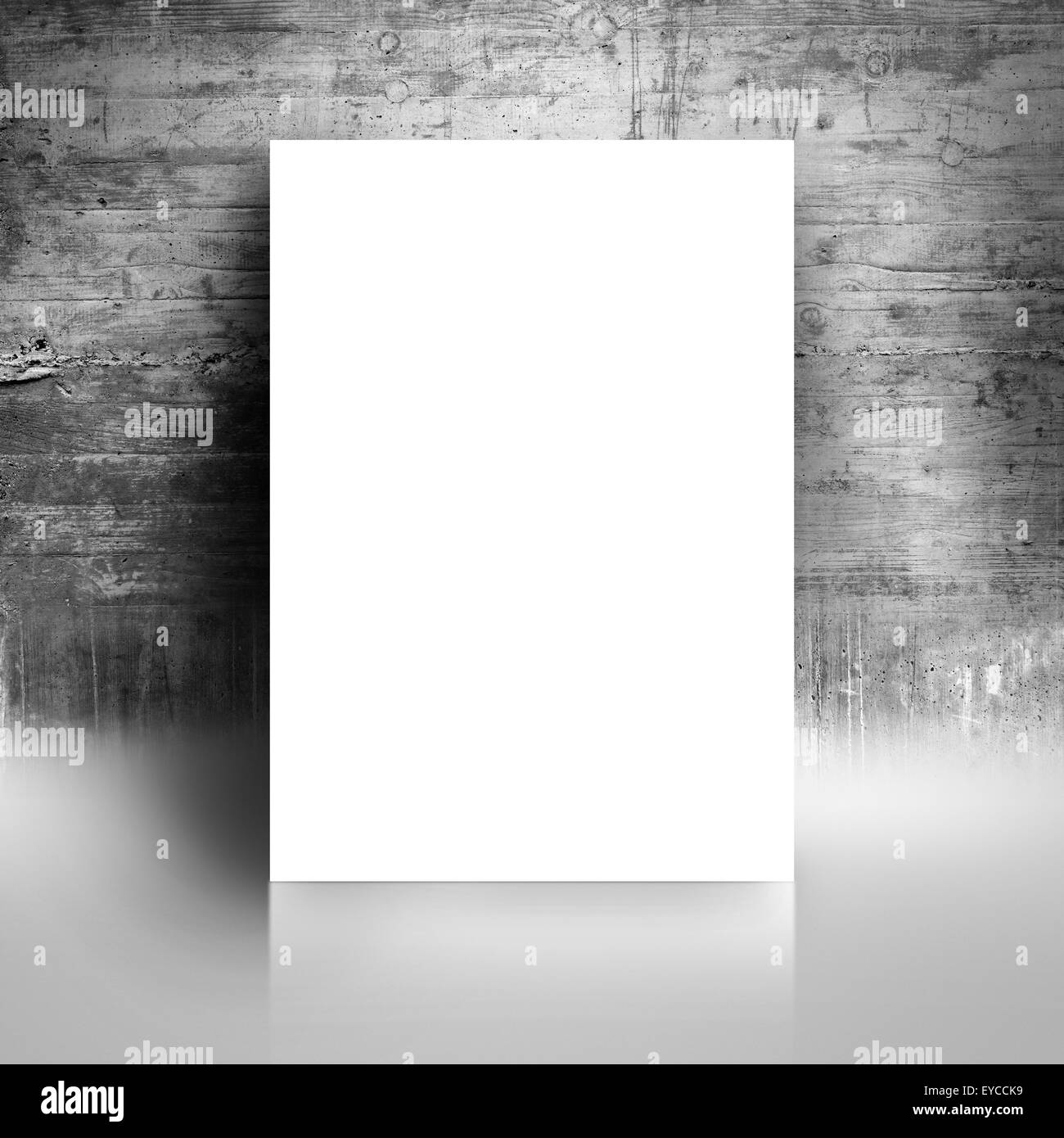 Vuoto bianco Poster della carta appoggiata su grunge Studio grigio della parete della camera come copia di spazi per la progettazione e il modello Mock up per aggiungere il tuo T Foto Stock