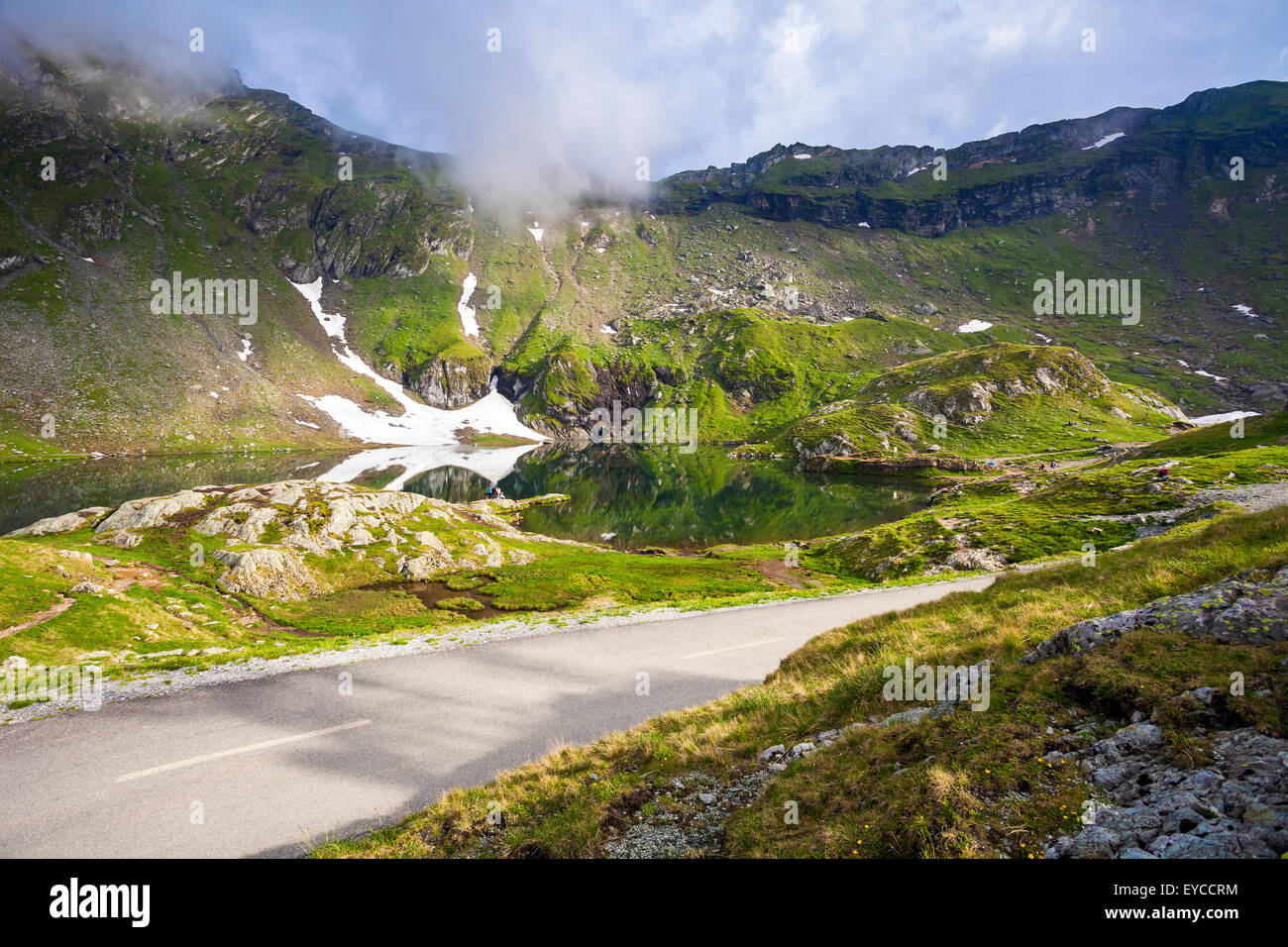 Idilliaco con vista sul lago Balea shore visto dalla strada Transfagarasan in montagna Fagaras, Romania. Foto Stock