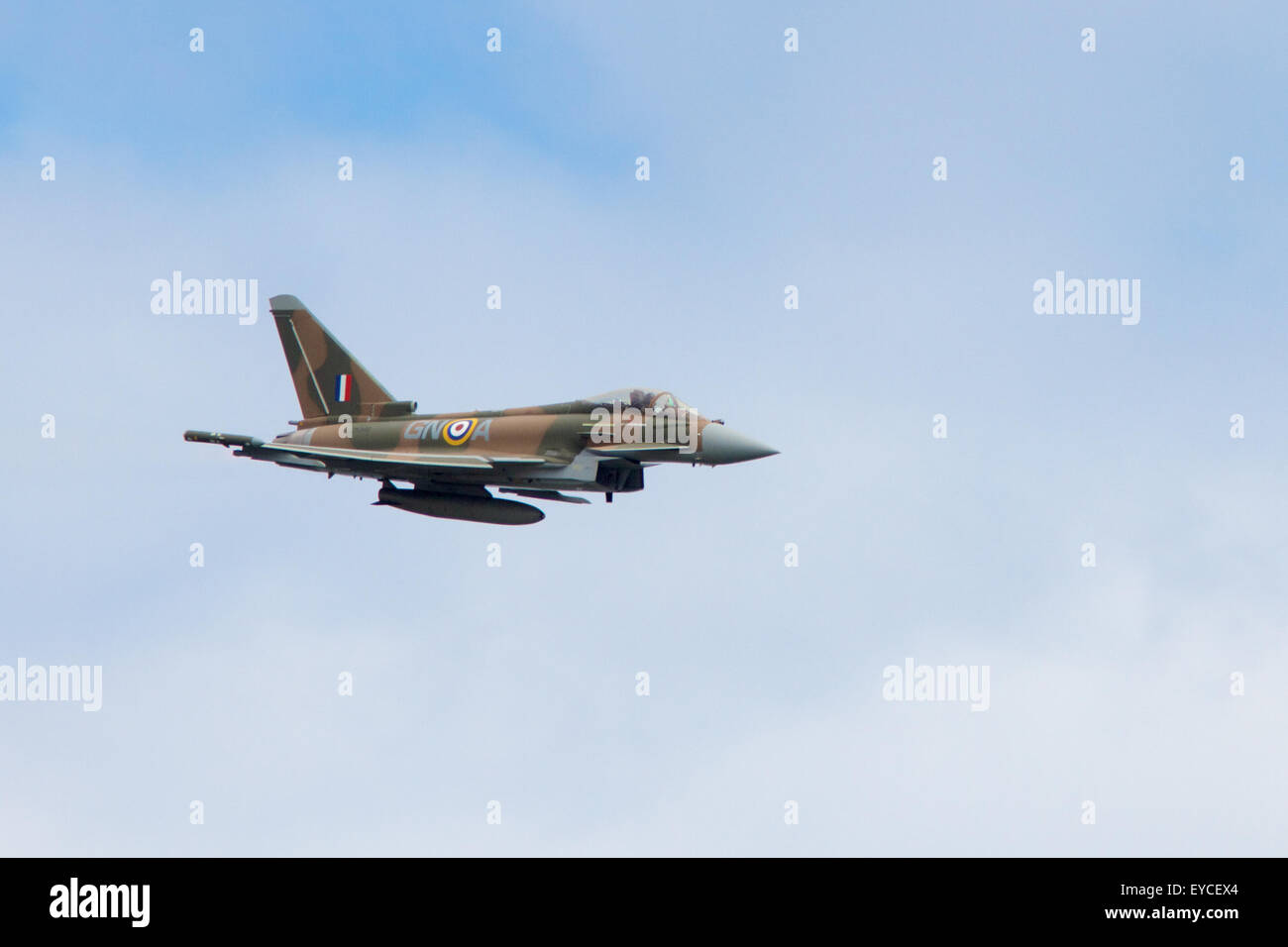 Sunderland, Regno Unito. Xxv Luglio, 2015. Un FGR4 Eurofighter Typhoon battenti all'Airshow di Sunderland, Luglio 2015 Credit: Robert Cole/Alamy Live News Foto Stock