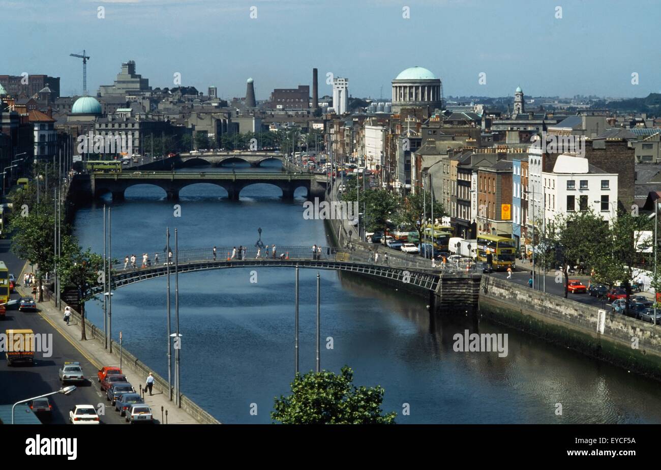 Ha'penny ponte sul fiume Liffey, Dublin City, County Dublin, Irlanda Foto Stock