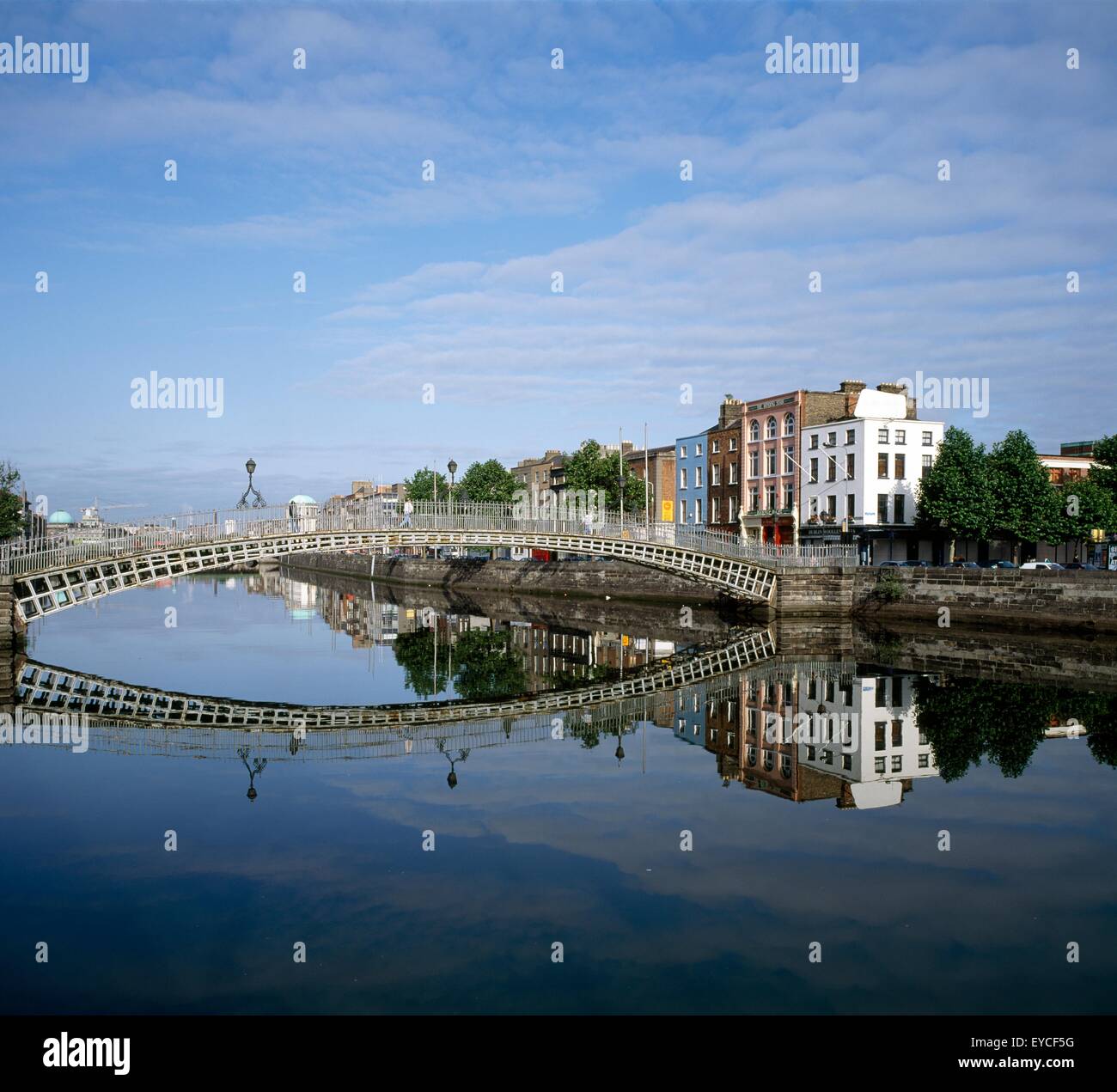 Ha'penny ponte sul fiume Liffey, Dublin City, County Dublin, Irlanda Foto Stock
