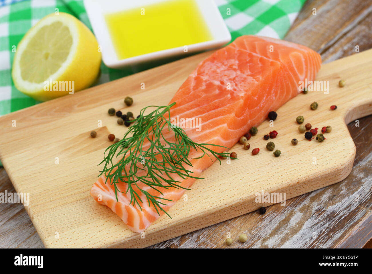 Raw bistecca di salmone su pannello di legno Foto Stock