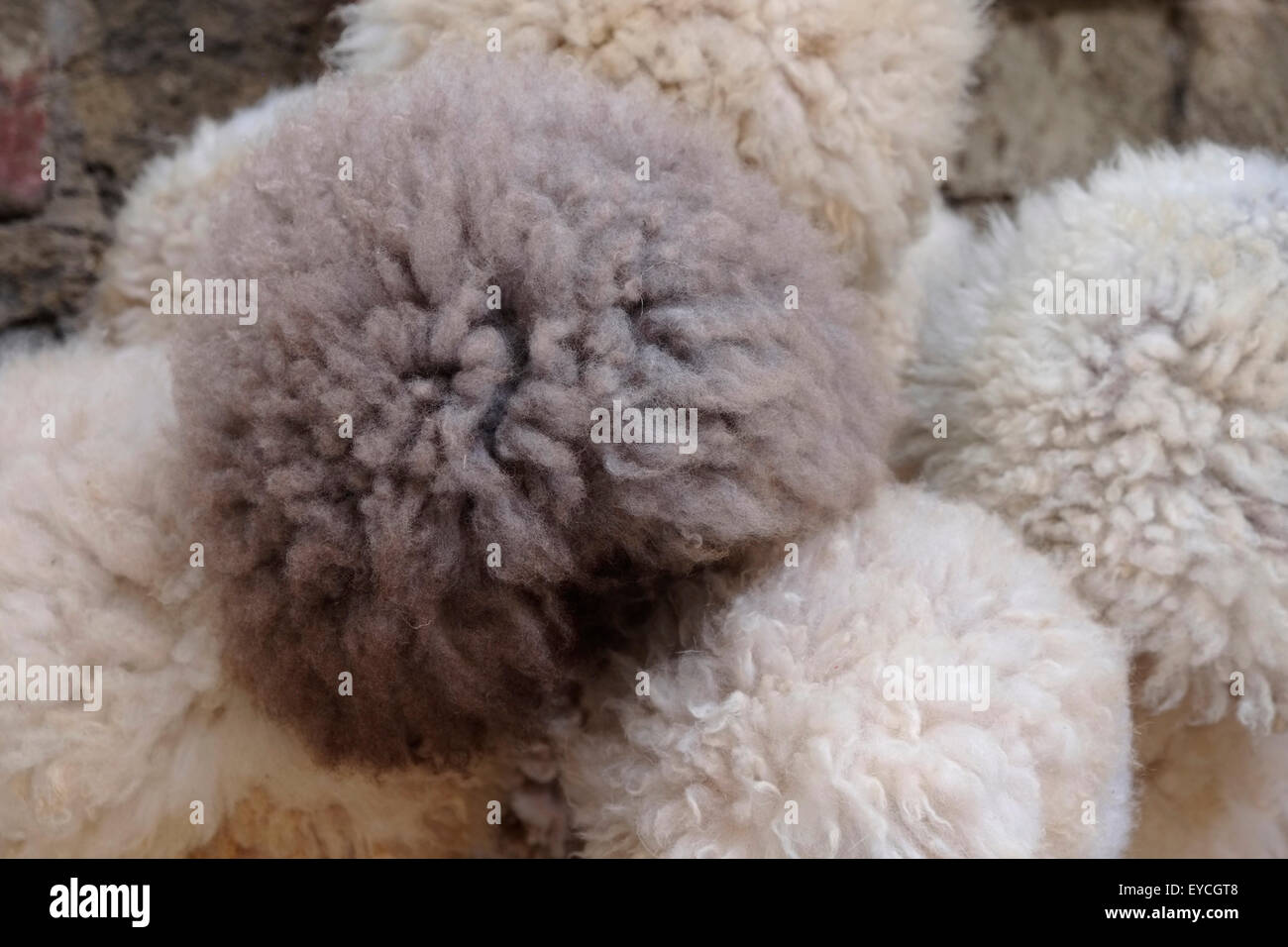 Pelle di montone cappelli chiamati Papakha noto anche come astrakhan hat in  inglese, un cappello di lana indossata da uomini in tutto il Caucaso.  Azerbaigian Foto stock - Alamy