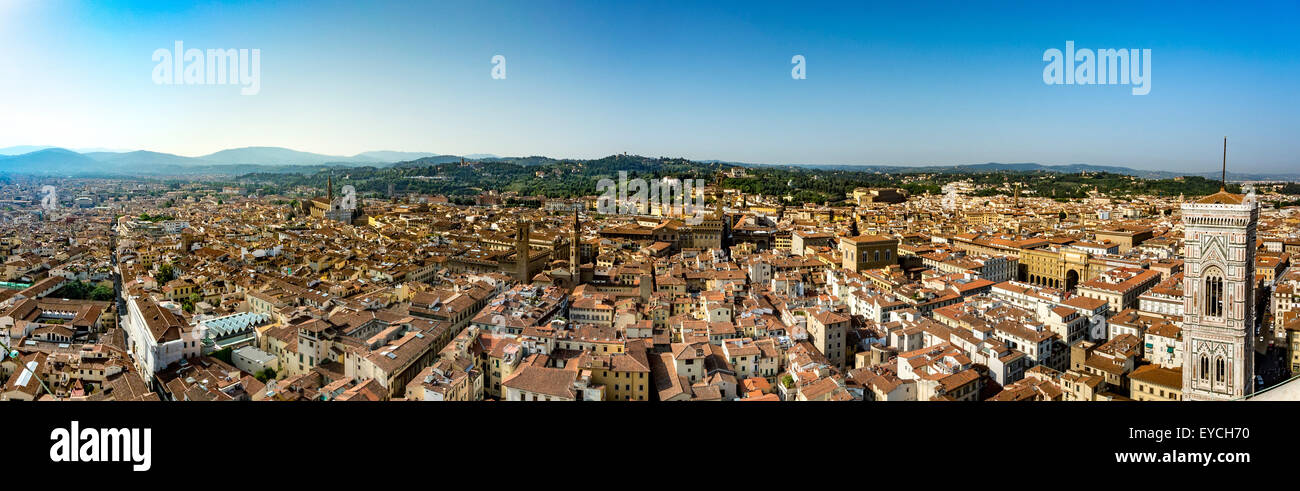 Vista panoramica di Firenze con il Campanile di Giotto o il campanile, parte della Cattedrale di Firenze o del duomo sulla destra. Firenze. Italia. Foto Stock