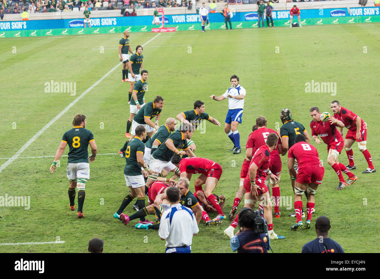 Duane Vermeulen del Sud Africa e Taulupe Faletau del Galles durante il secondo test match tra il Sud Africa e il Galles Foto Stock