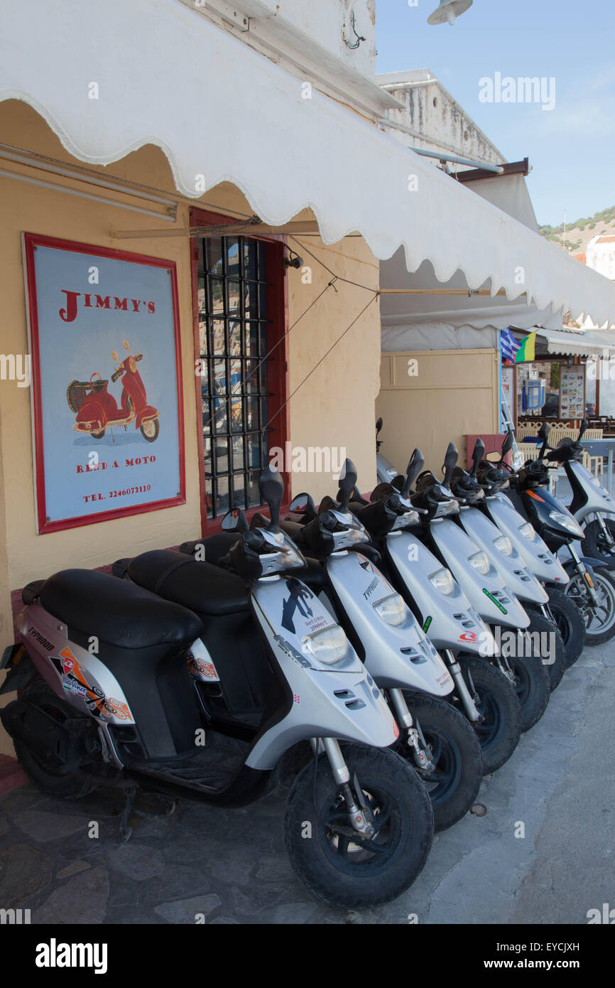 Una linea di scooter a noleggio su l'isola di Symi Grecia Foto Stock
