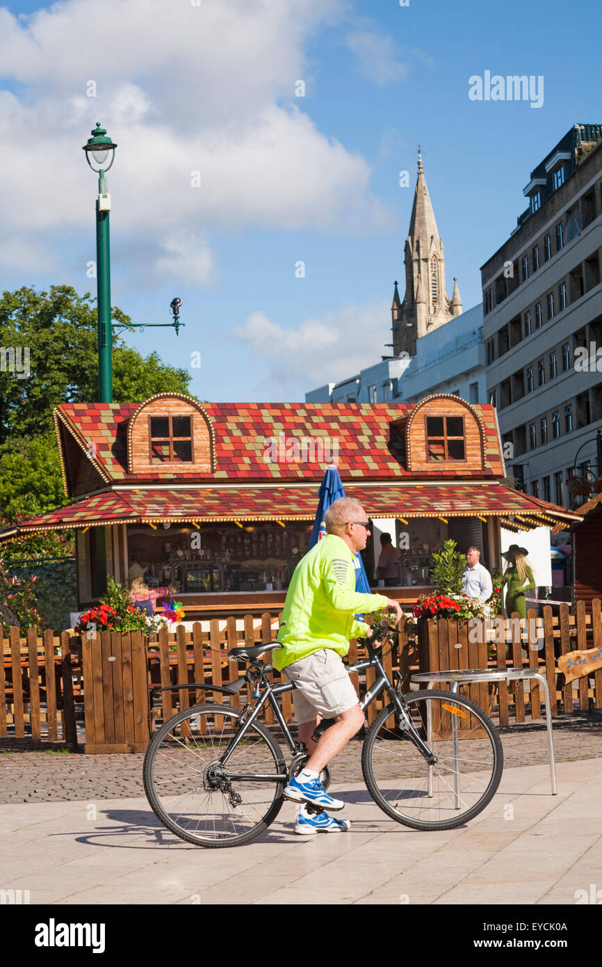 Ciclista sulla bici a Bournemouth Square, Dorset in luglio Foto Stock