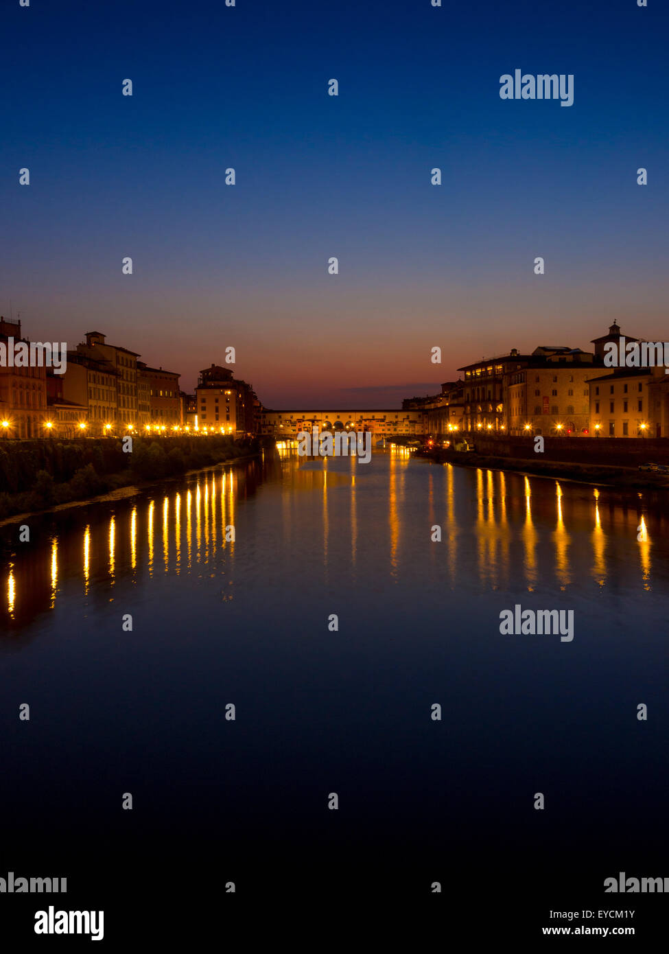 Ponte Vecchio al tramonto e il fiume Arno. Firenze, Italia. Foto Stock