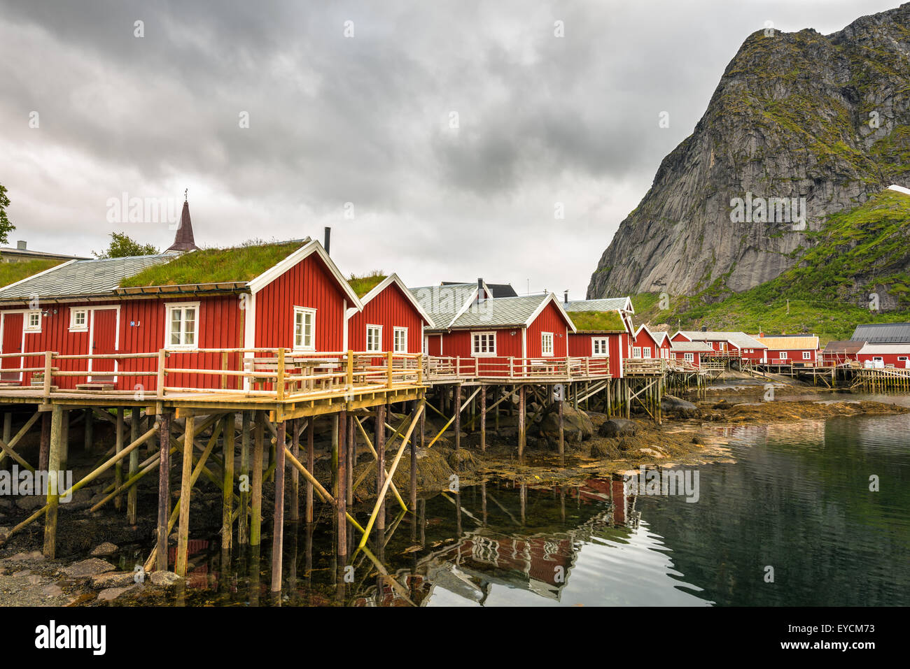 Rosso tipico di capanne di pesca chiamato Rorbu nella città di Reine sulle isole Lofoten in Norvegia Foto Stock