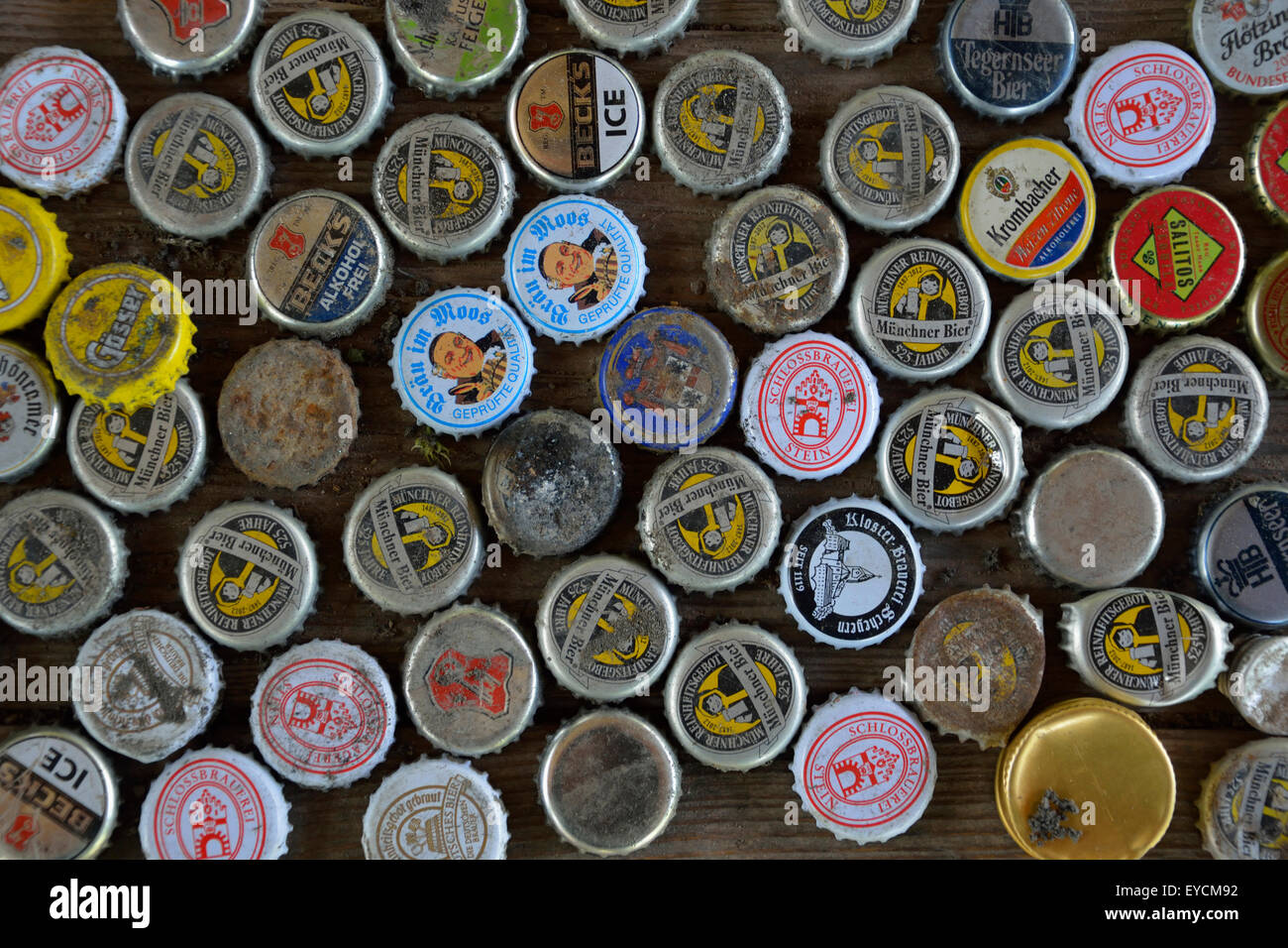Tappi a corona di diverse bottiglie di birra Foto stock - Alamy