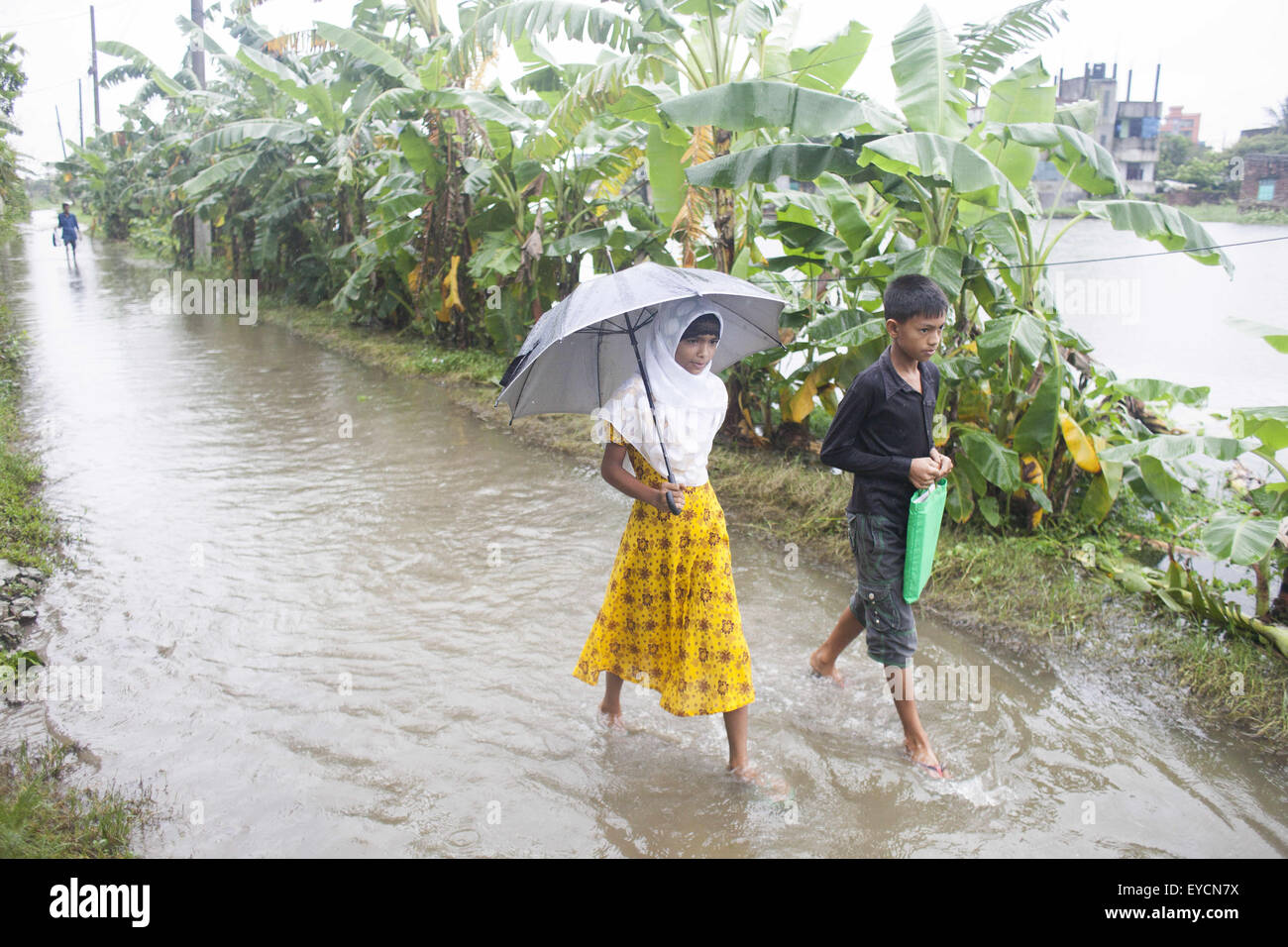 Vicino a Dacca in Bangladesh. 27 Luglio, 2015. Due bambini del Bangladesh passeggiate in acqua di inondazione in Vhuighar, vicino a Dacca in Bangladesh. Indiscriminati di allevamento ittico e di sconfinamento di canali contribuiscono alla continua registrazione di acqua nella zona. Più di 2 milioni di residenti della diga DND sono costretti a vivere con il rischio come l'autorità in questione non riescono a prendere misure a lungo termine per migliorare la situazione. © Suvra Kanti Das/ZUMA filo/Alamy Live News Foto Stock