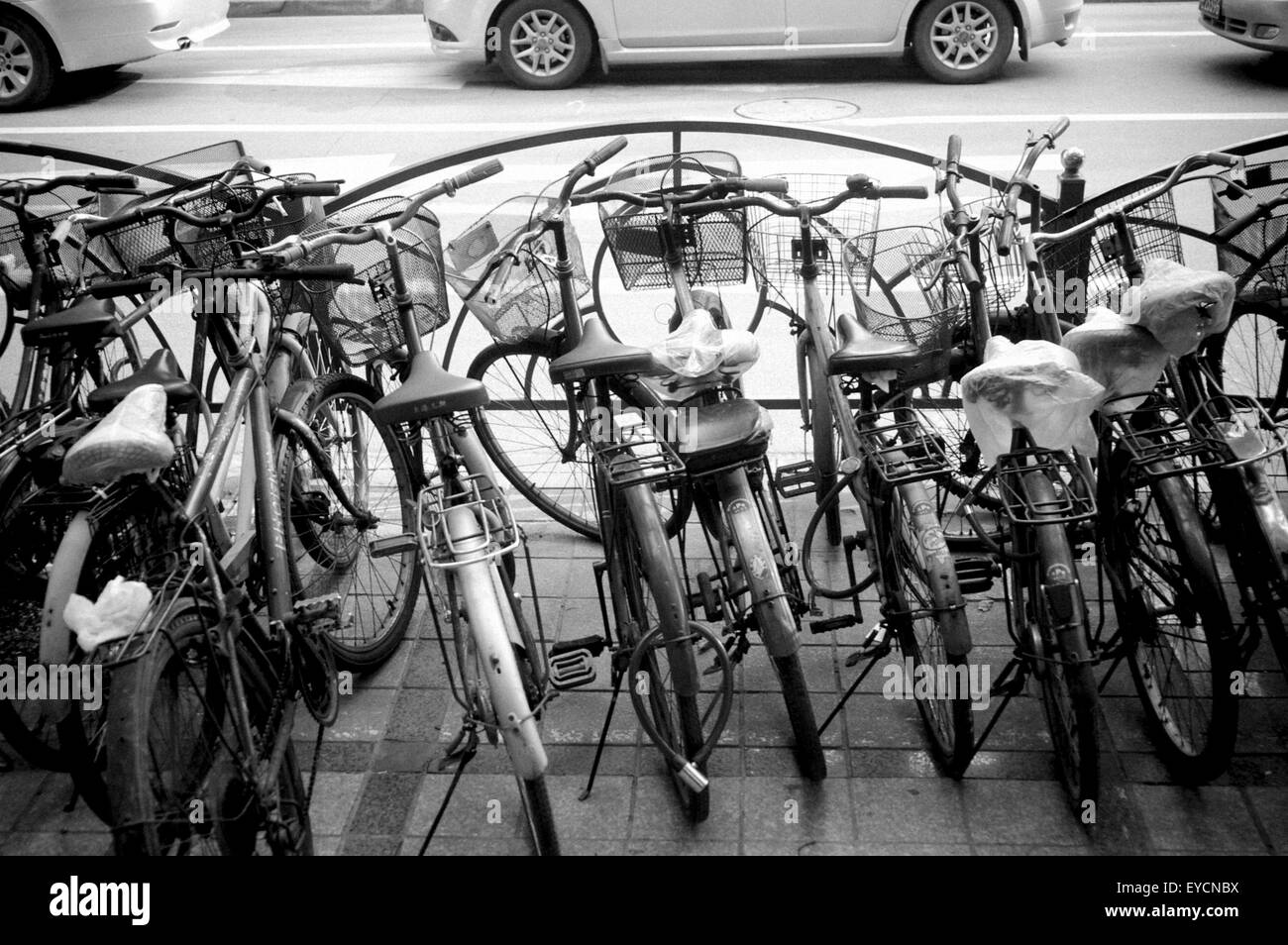 Biciclette parcheggiate in Shanghai Foto Stock