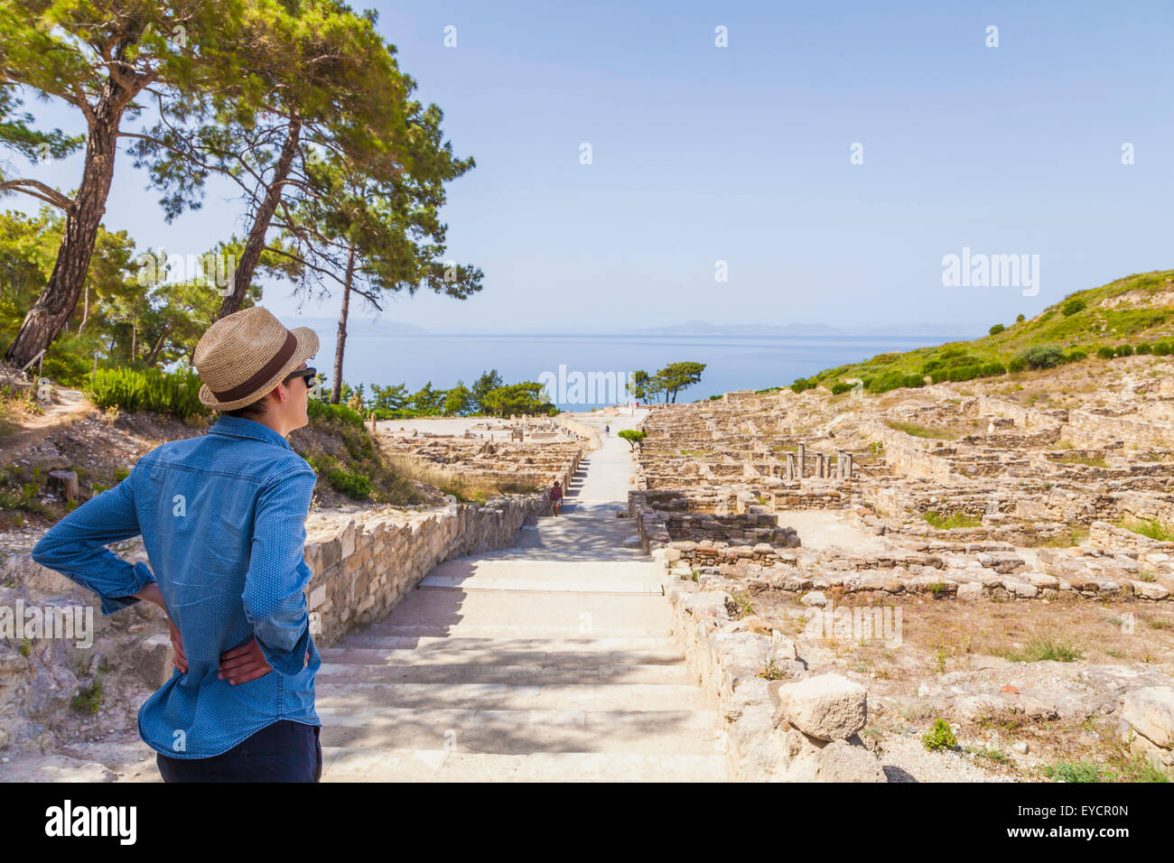 La Grecia, Rodi, Kamiros, giovane uomo in cerca di rovinare il sito Foto Stock