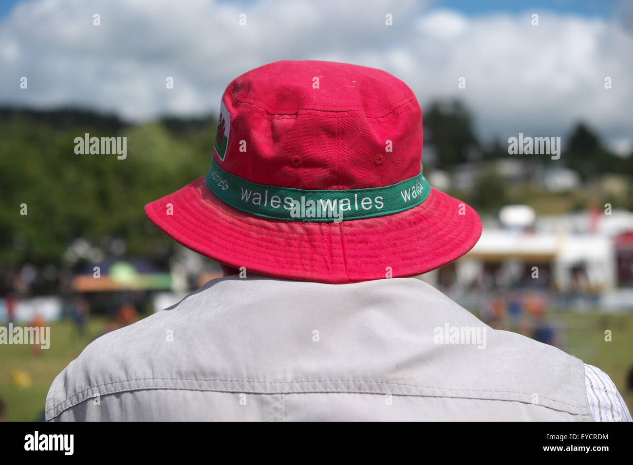 Il Galles hat con bandiera gallese e word Wales at Royal Welsh Show evento esterno Foto Stock