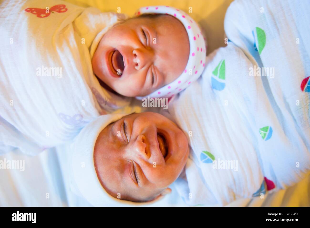 Twin baby sorella e fratello di piangere Foto Stock