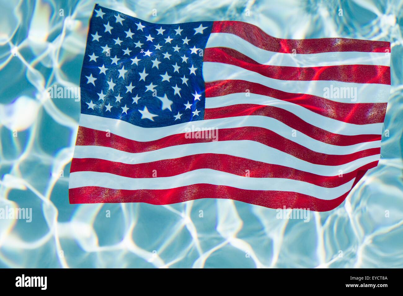 Bandiera americana galleggiante sulla parte superiore della piscina Foto Stock