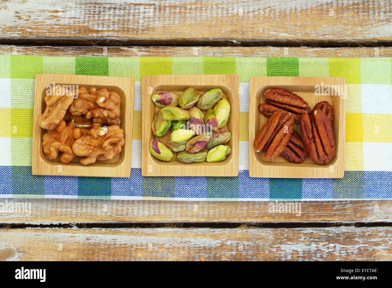 Pistacchio, noci pecan e noci sul panno a scacchi Foto Stock