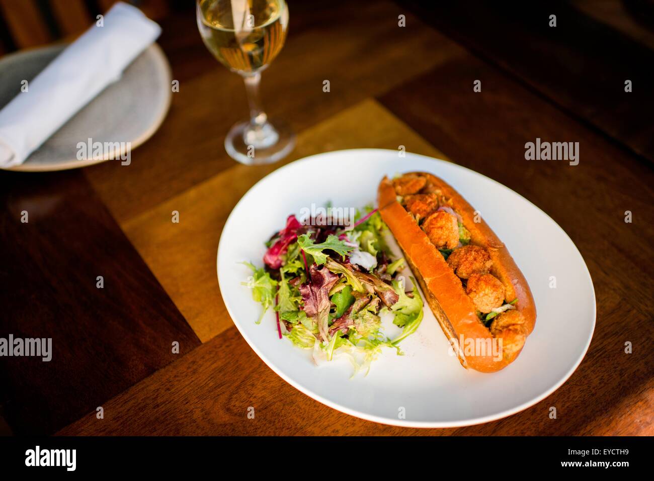 Piastra di gamberi fritti poboy sandwich ristorante sulla tabella Foto Stock