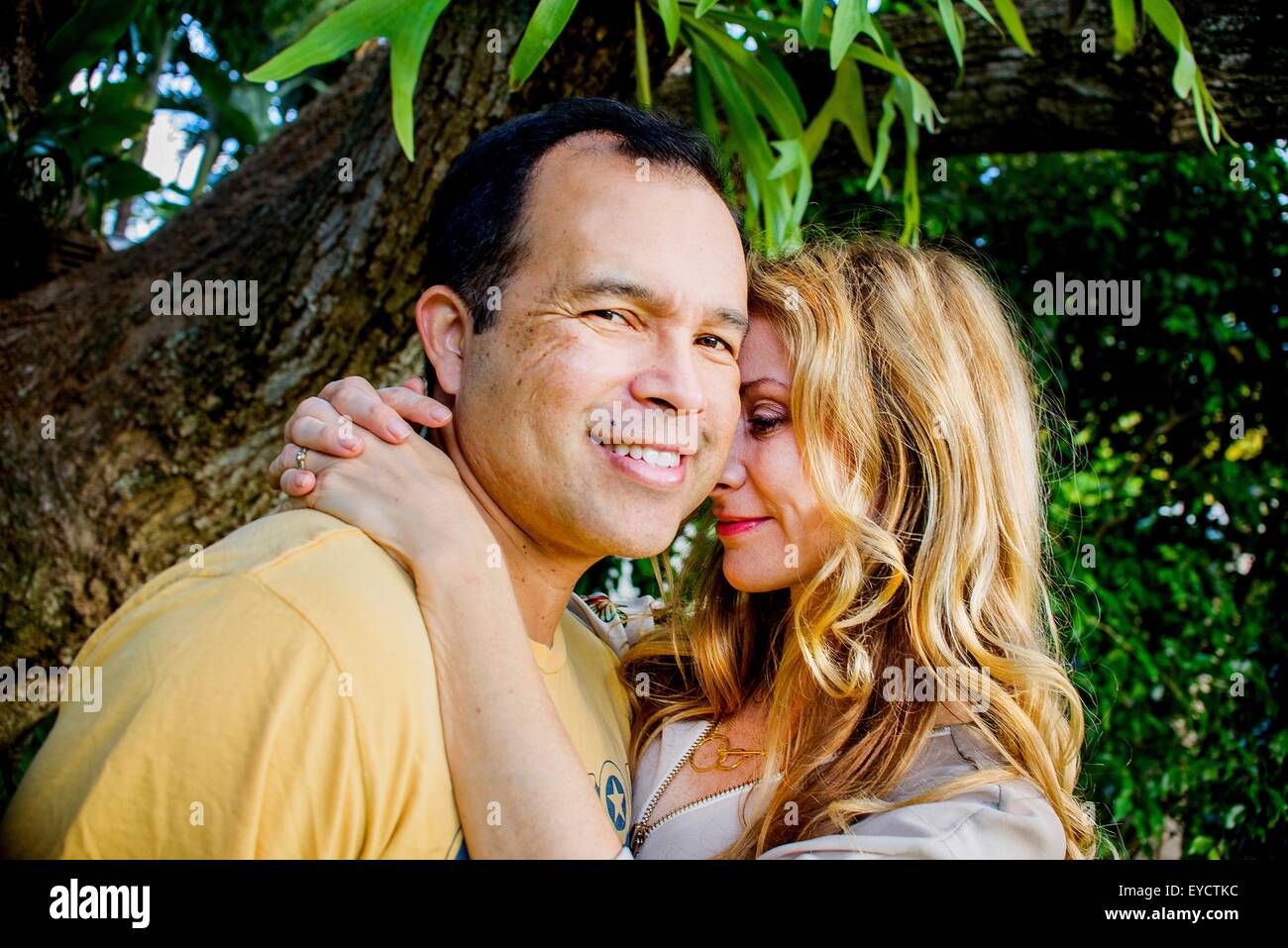 Ritratto di affettuosa coppia matura in giardino Foto Stock