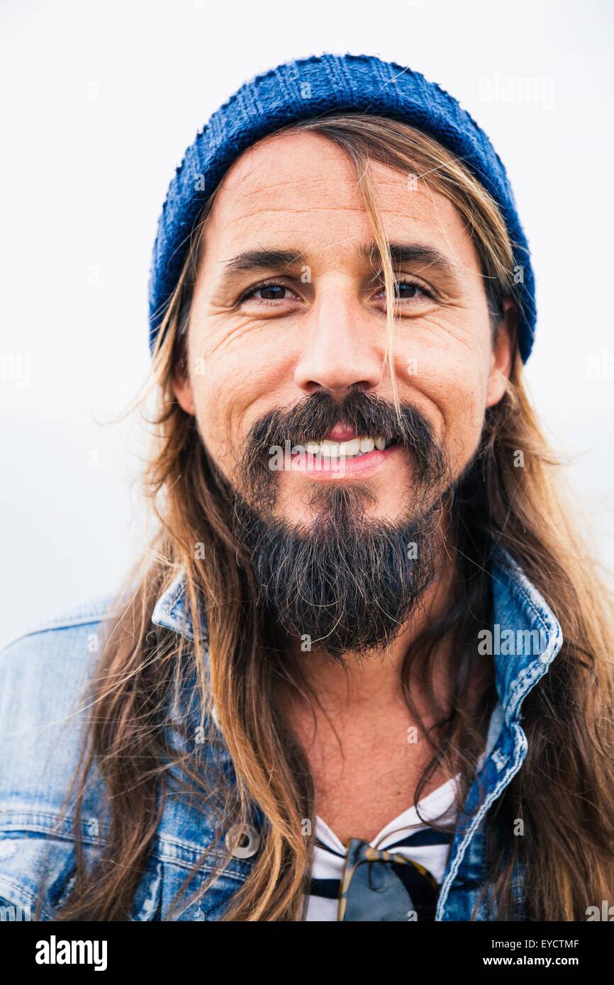 Metà uomo adulto con barba indossando hat, ritratto Foto Stock