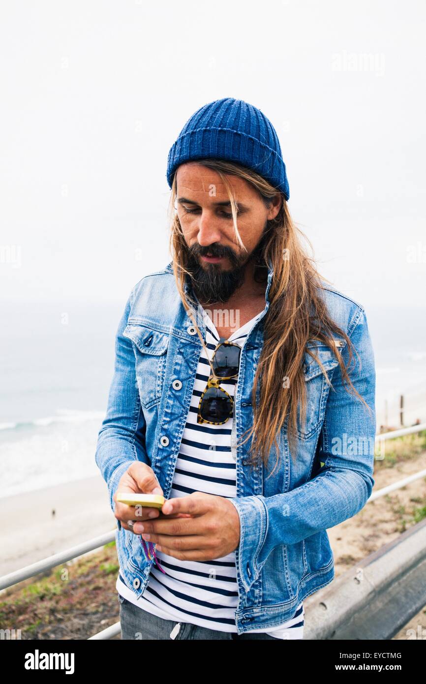 Metà uomo adulto tramite telefono cellulare Foto Stock