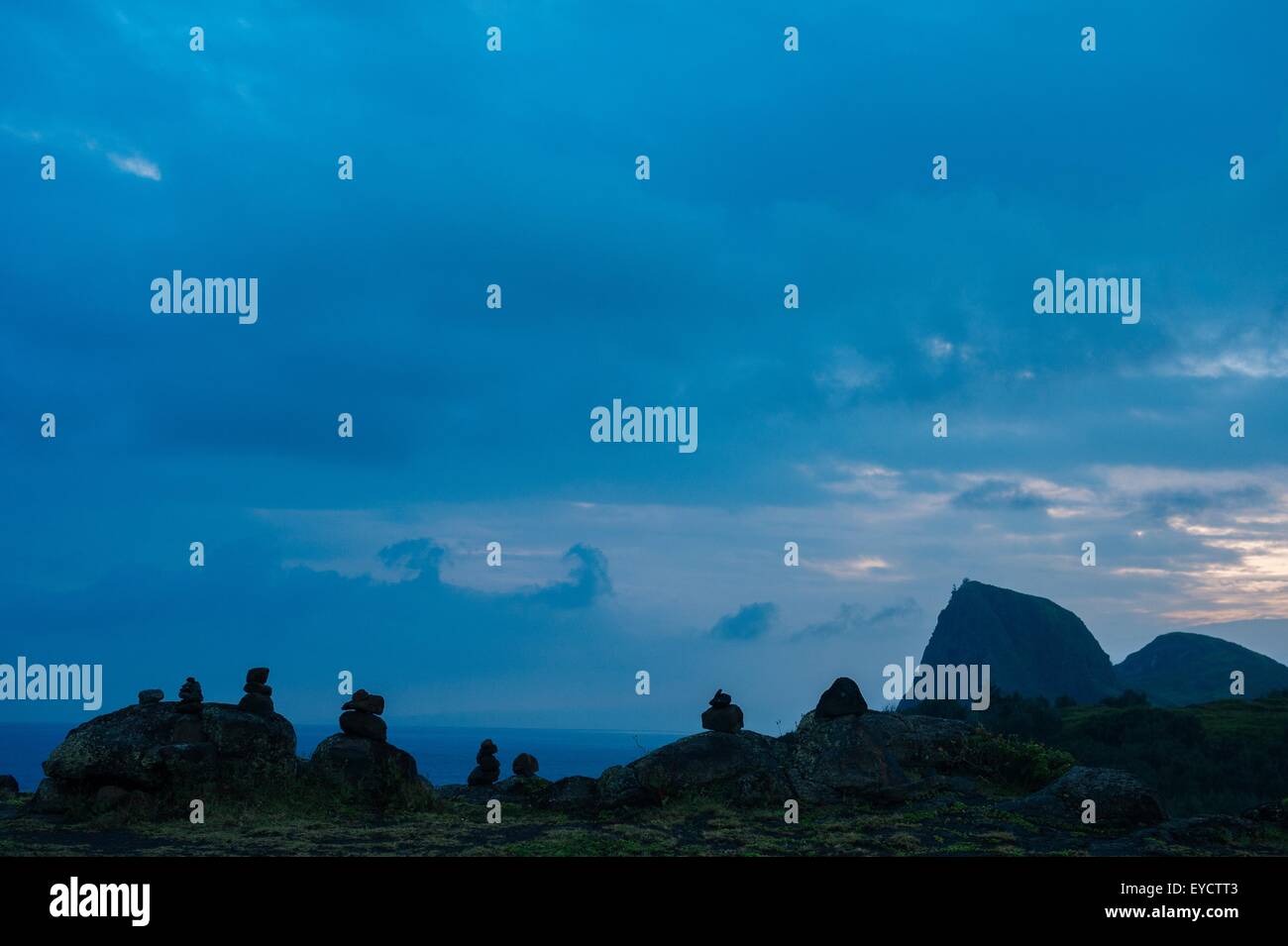 Stagliano massi e rocce impilate, Maui, Hawaii Foto Stock