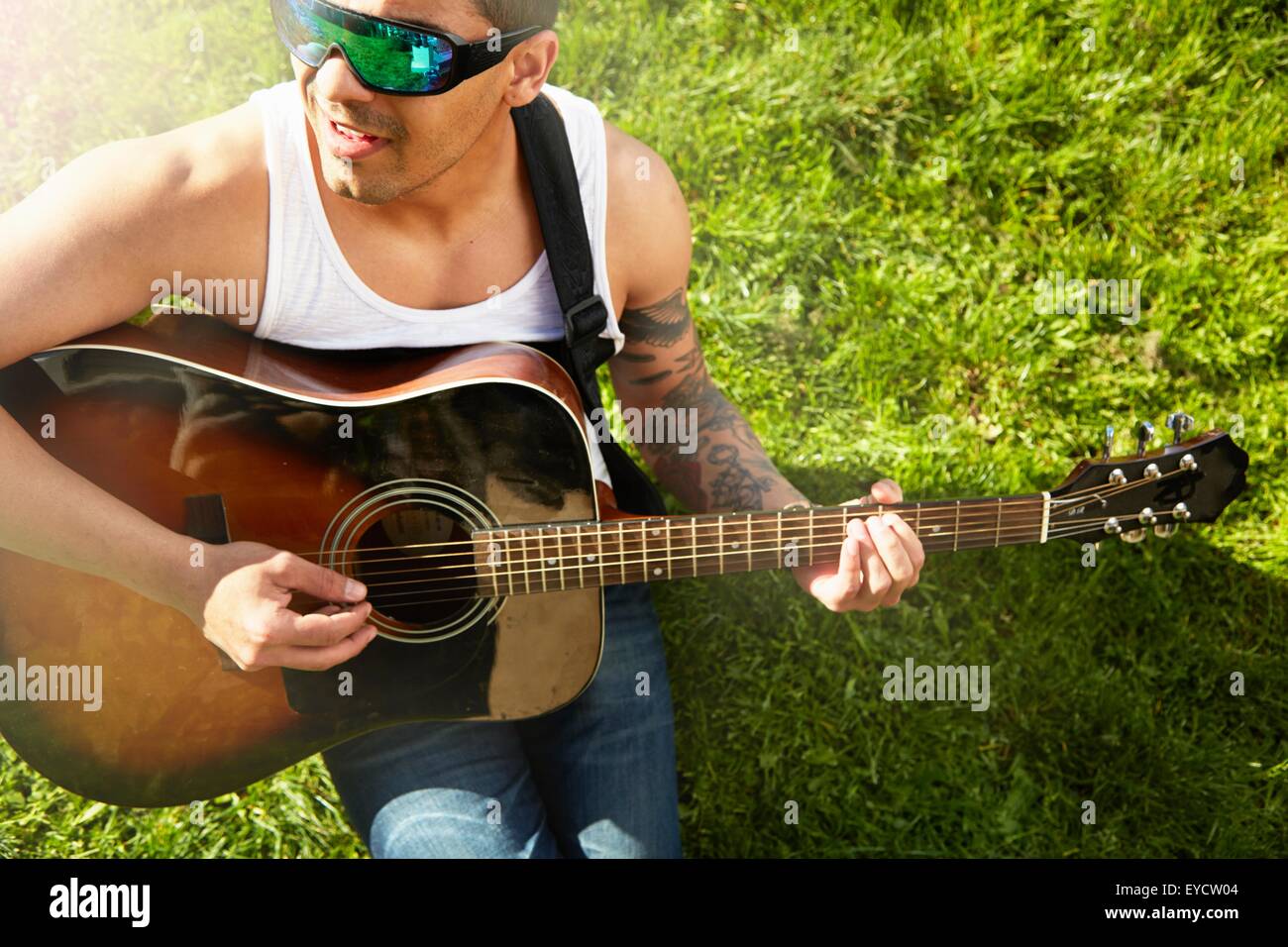 Persona uomo che suona la chitarra immagini e fotografie stock ad alta