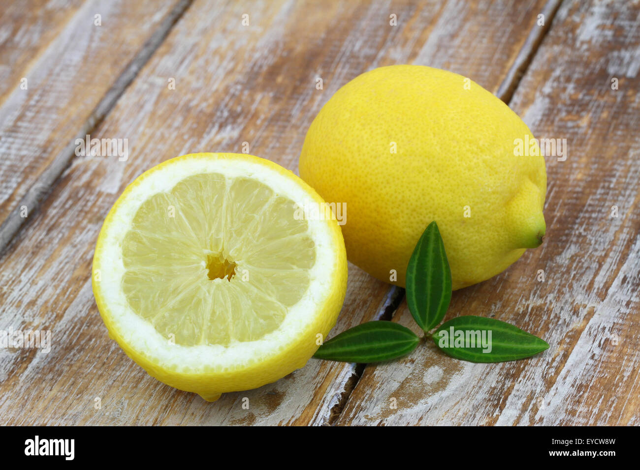 Limone fresco sulla superficie rustico, primo piano Foto Stock