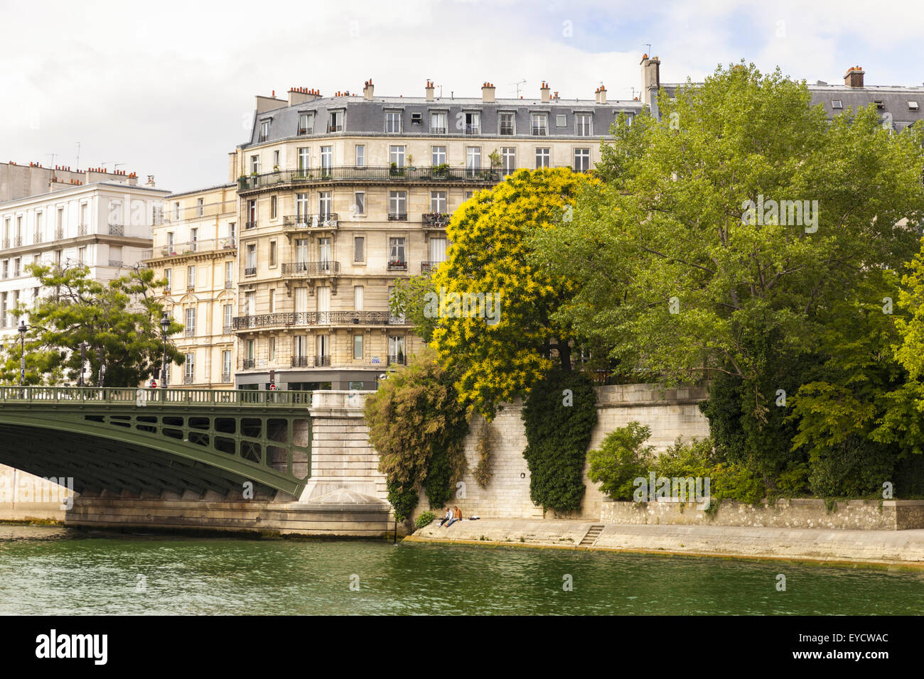 Vista dal fiume Senna su Pont de Sully agli edifici su l'île Saint