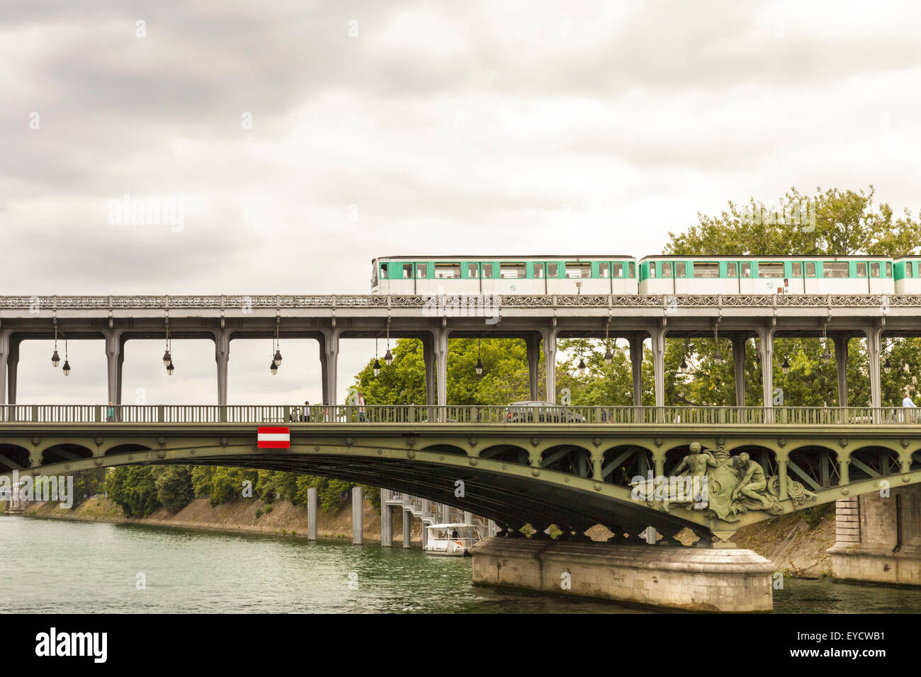 Un treno attraversa egli Senna su due livelli di Pont de Bir-Hakeim ponte in acciaio a Parigi, Francia Foto Stock