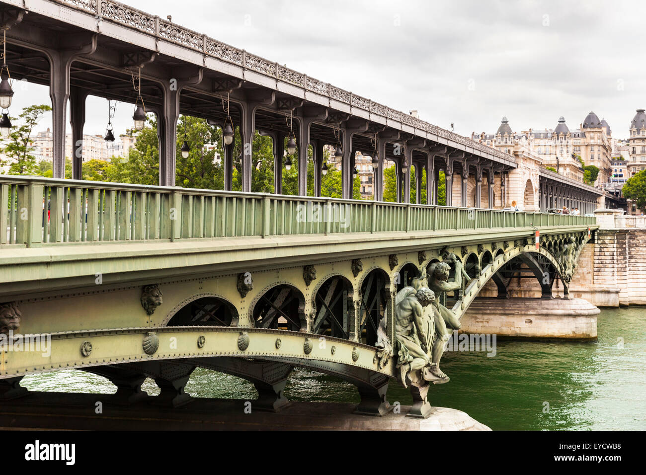 Il Pont de Bir-Hakeim ponte in acciaio sul Fiume Senna a Parigi, Francia Foto Stock