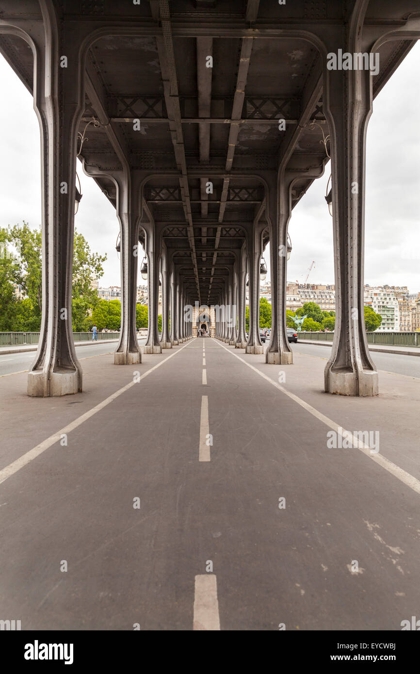 Il percorso ciclabile di Pont de Bir-Hakeim ponte in acciaio sul Fiume Senna a Parigi, Francia Foto Stock