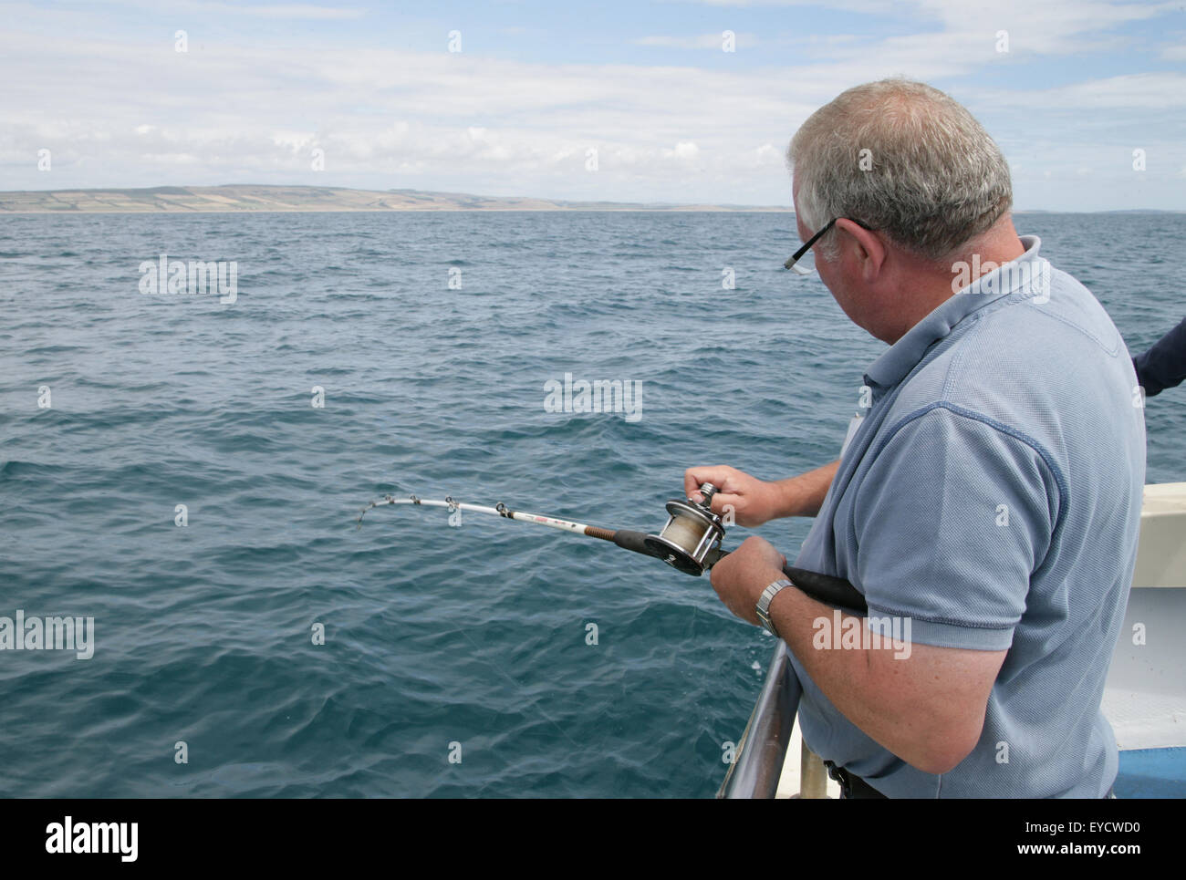 Ritirato gentleman pesca in mare profondo Foto Stock