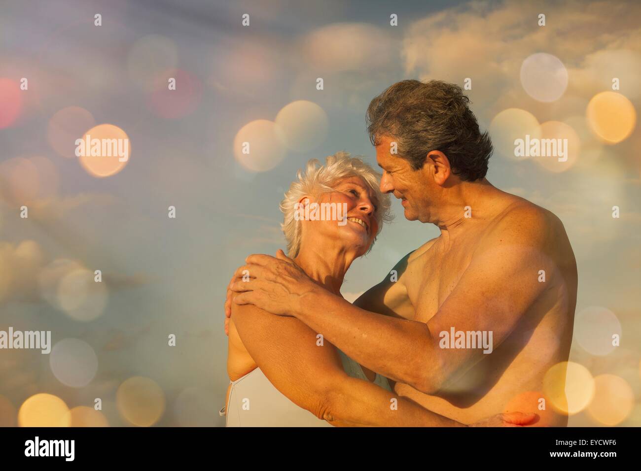Coppia senior abbracciando in vacanza Foto Stock