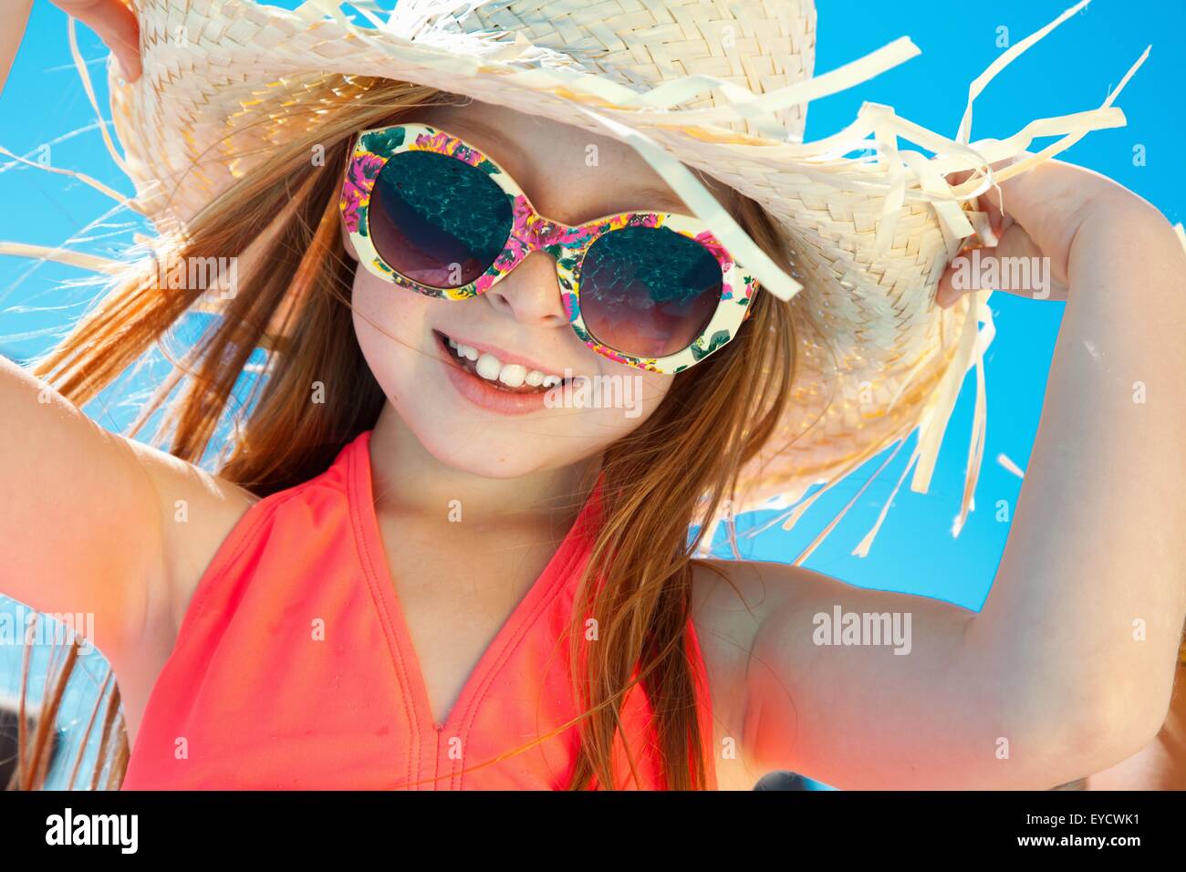 Ragazza con occhiali da sole e cappello di paglia Foto Stock