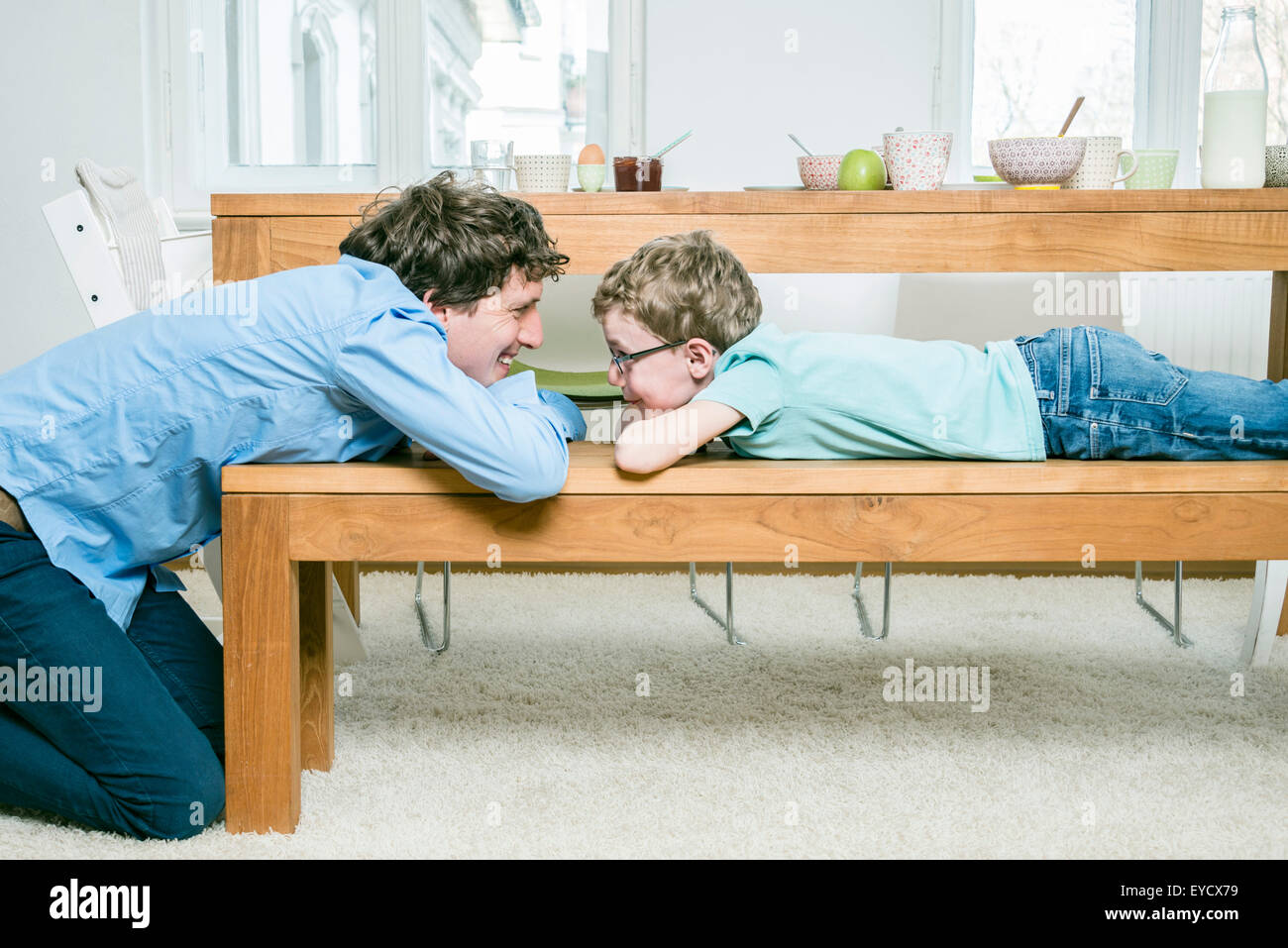 Padre e figlio al tavolo per la colazione le sciocchezze circa Foto Stock