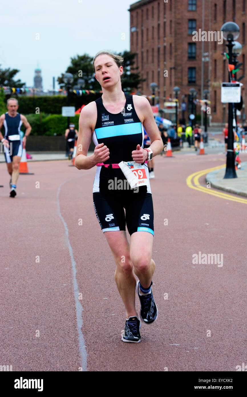 Tri-guide atleta a competere in Liverpool Triathlon - parte del British Triathlon campionati. Foto Stock