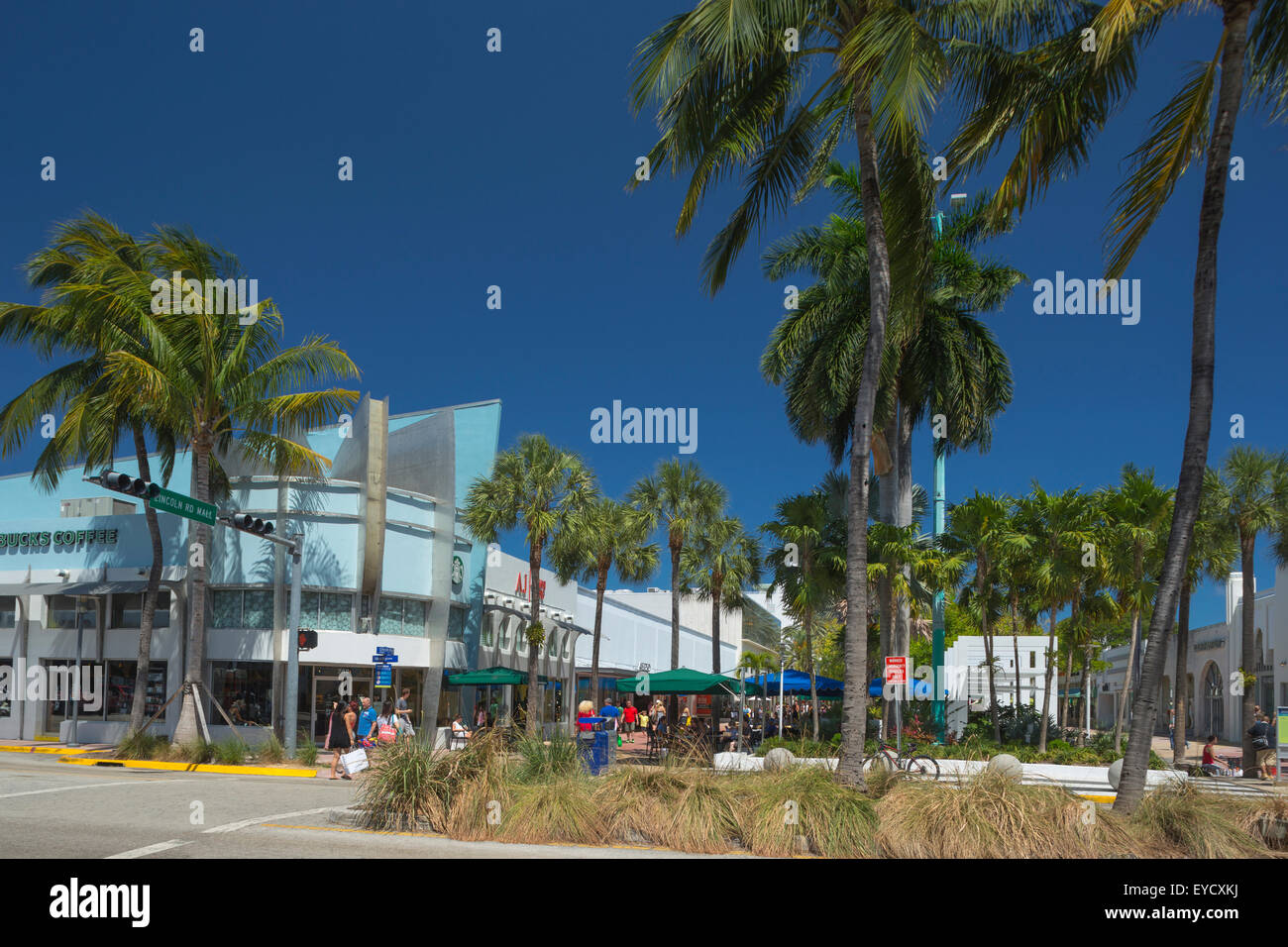 Caffetterie negozi fiancheggiata da palme Lincoln Road quartiere dello shopping a Miami Florida USA Foto Stock