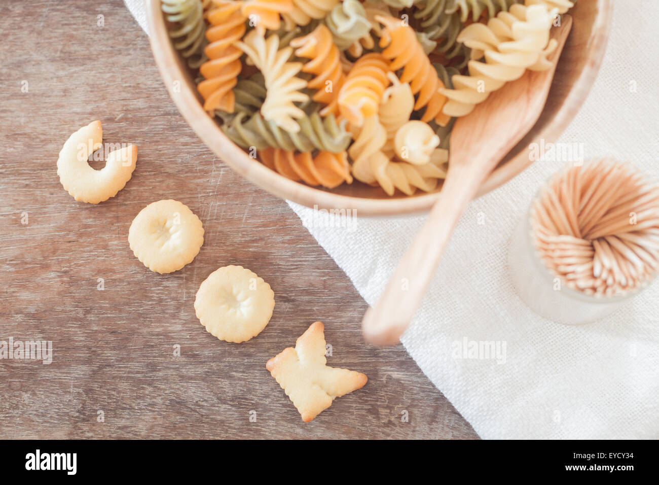 Cuocere alfabeto biscotto con fusili pasta, stock photo Foto Stock