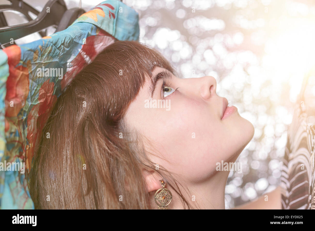 Ritratto di una bella ragazza adolescente e il suo guardaroba, con bokeh di fondo Foto Stock