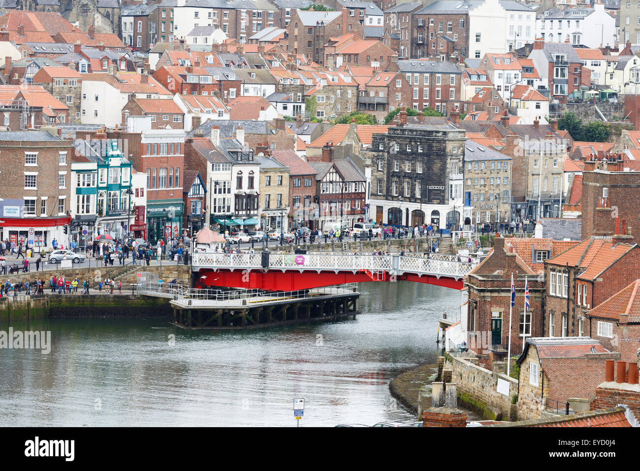 Whitby, nello Yorkshire, che mostra il fiume Esk e il ponte girevole Foto Stock