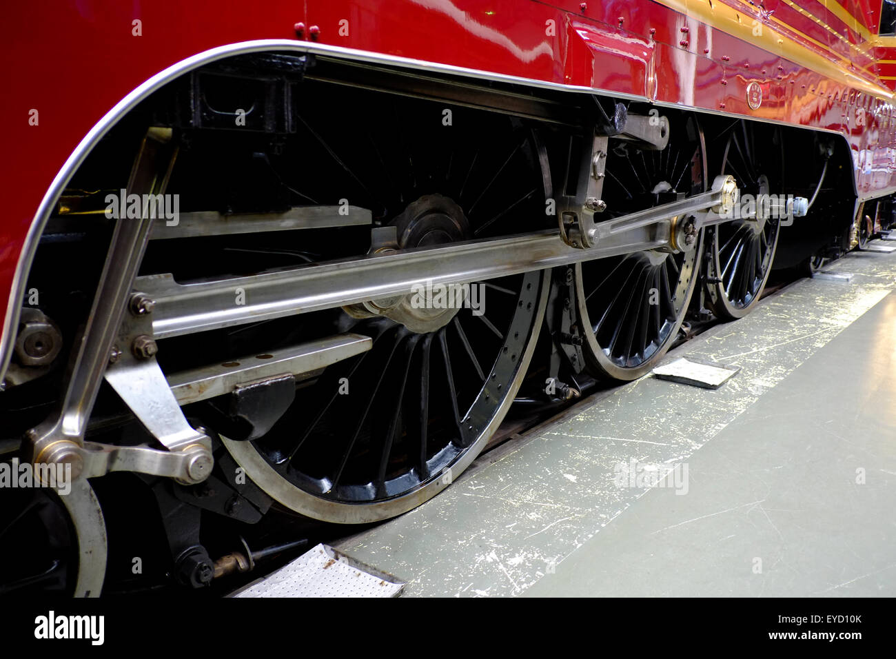 Locomotiva a vapore ingranaggio della valvola e ruote motrici Foto Stock