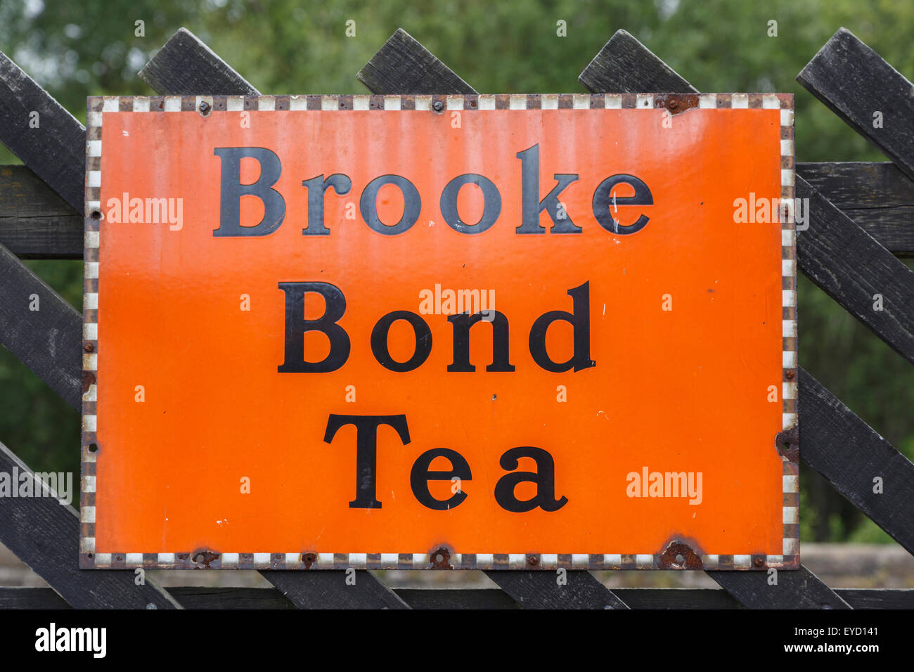 Il vecchio segno di pubblicità per "Brooke Bond Tea' a Grosmont stazione, sulla North Yorkshire Moors Railway Foto Stock