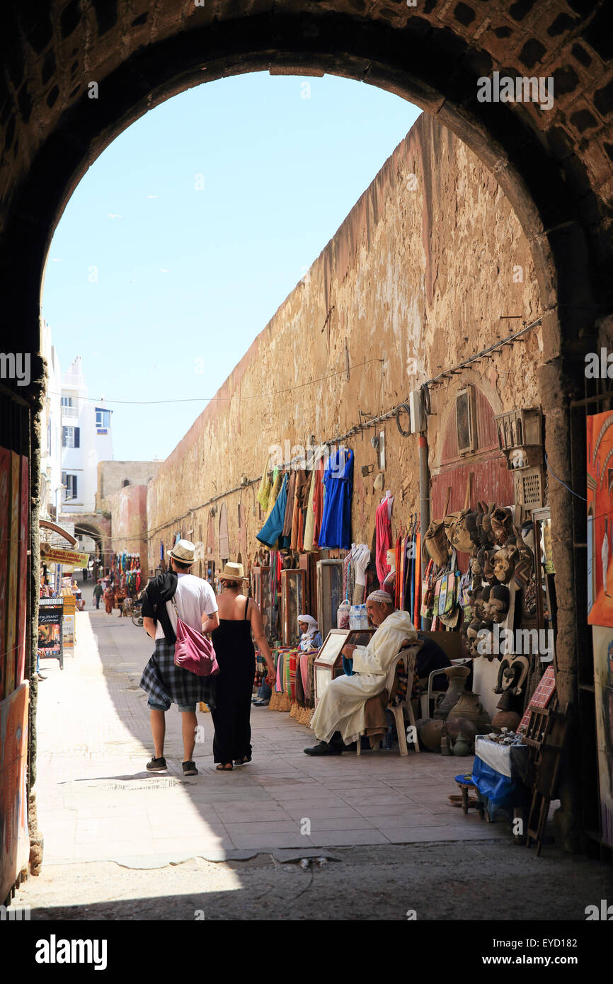 Lo shopping lungo il muro fortificato all'interno dell'UNESCO di cui medina di Essaouira, Marocco, Africa del Nord Foto Stock