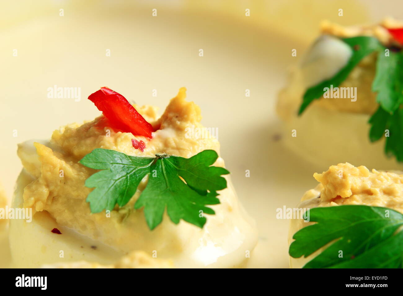 Uova ripiene con la maionese e prezzemolo verde Foto Stock