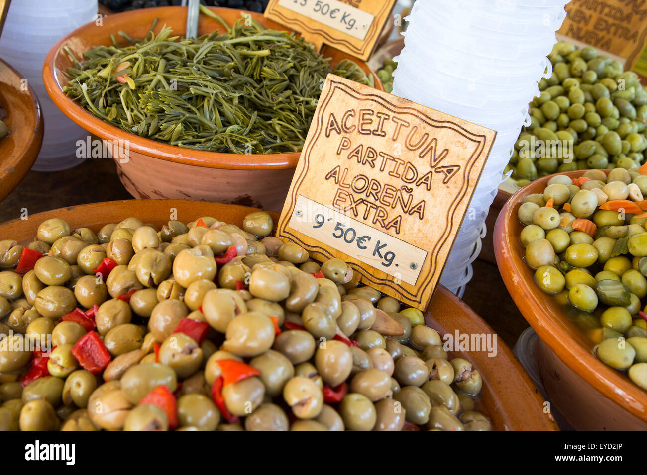 Le olive in vendita alla Città Vecchia Pollensa mercato dell'isola di Maiorca, SPAGNA Foto Stock
